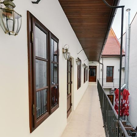 Le Petit Paris Otel Kaloşvar Dış mekan fotoğraf