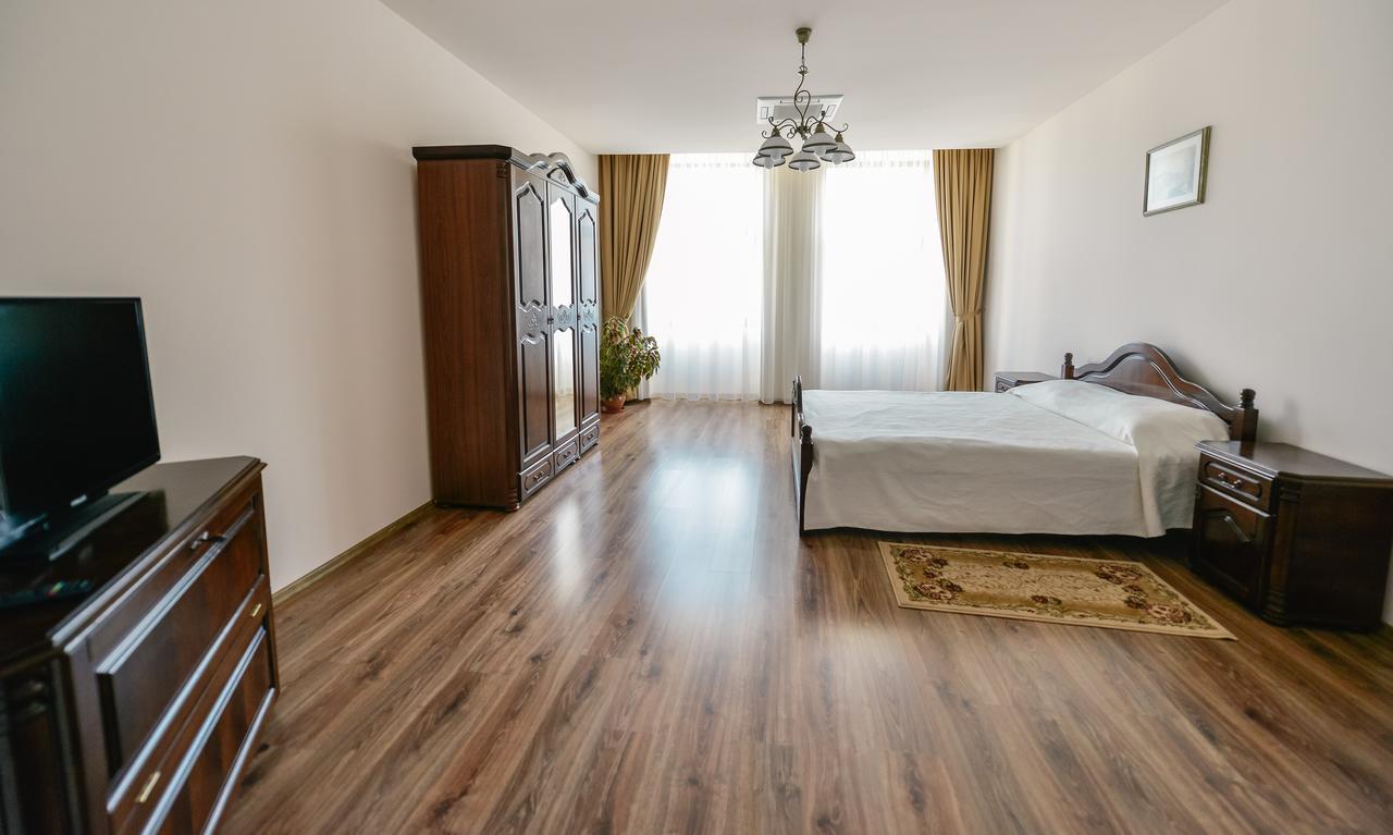 Le Petit Paris Otel Kaloşvar Dış mekan fotoğraf