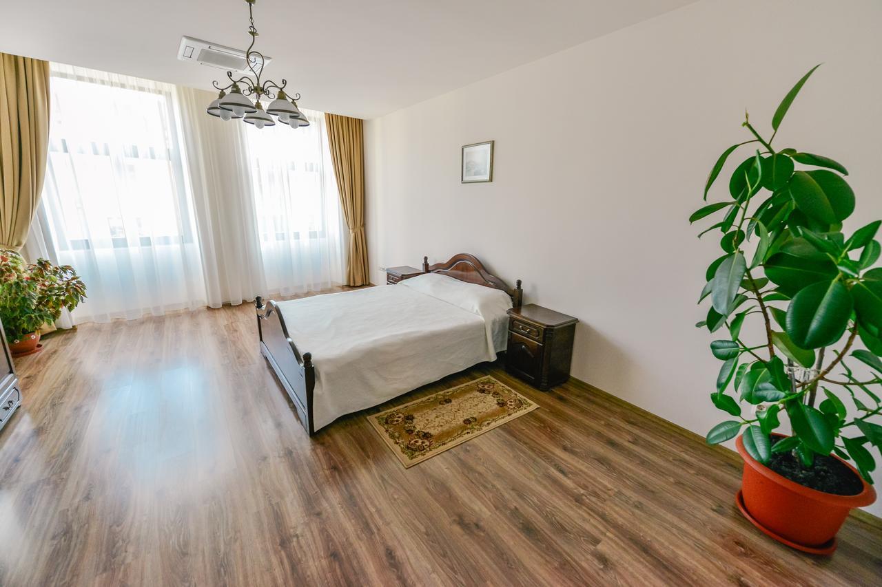 Le Petit Paris Otel Kaloşvar Dış mekan fotoğraf