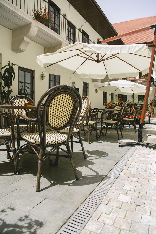 Le Petit Paris Otel Kaloşvar Dış mekan fotoğraf