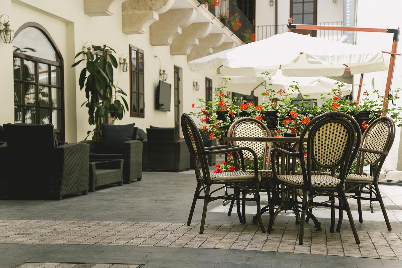 Le Petit Paris Otel Kaloşvar Dış mekan fotoğraf