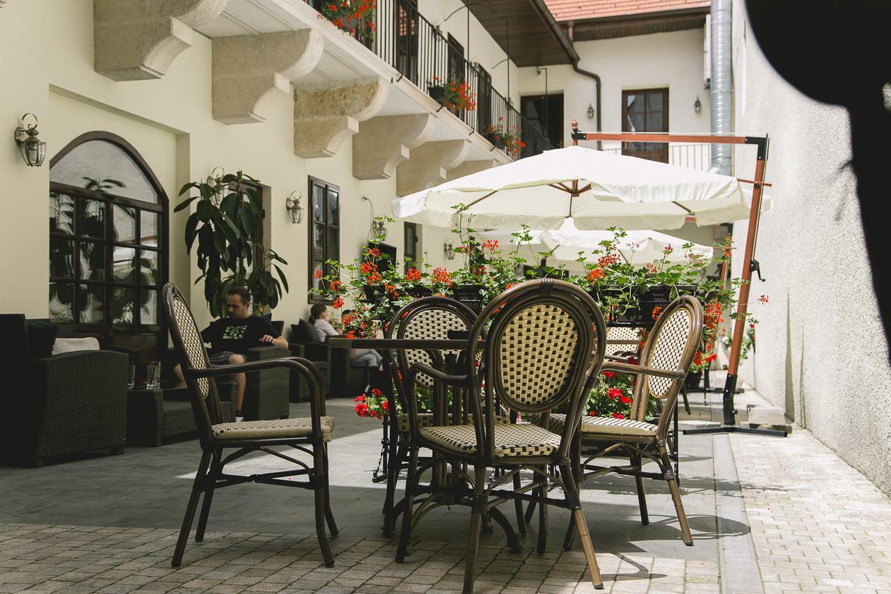 Le Petit Paris Otel Kaloşvar Dış mekan fotoğraf