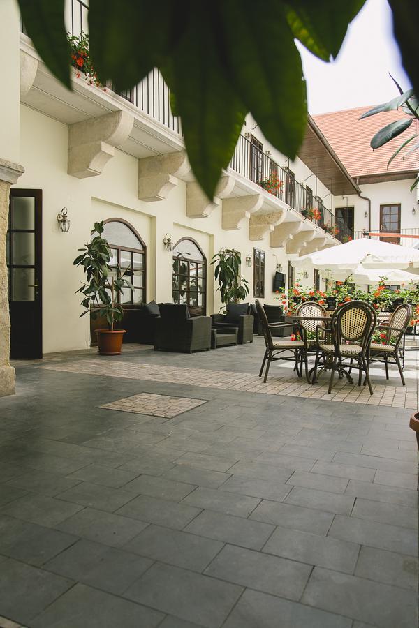 Le Petit Paris Otel Kaloşvar Dış mekan fotoğraf