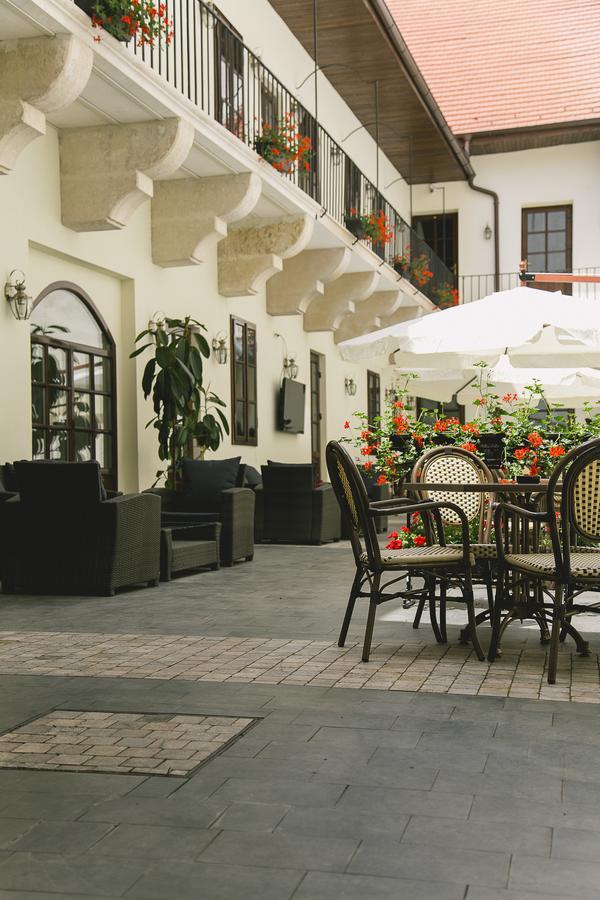Le Petit Paris Otel Kaloşvar Dış mekan fotoğraf