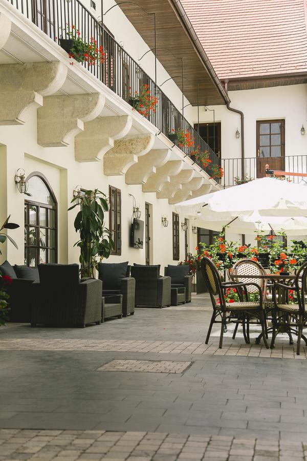 Le Petit Paris Otel Kaloşvar Dış mekan fotoğraf