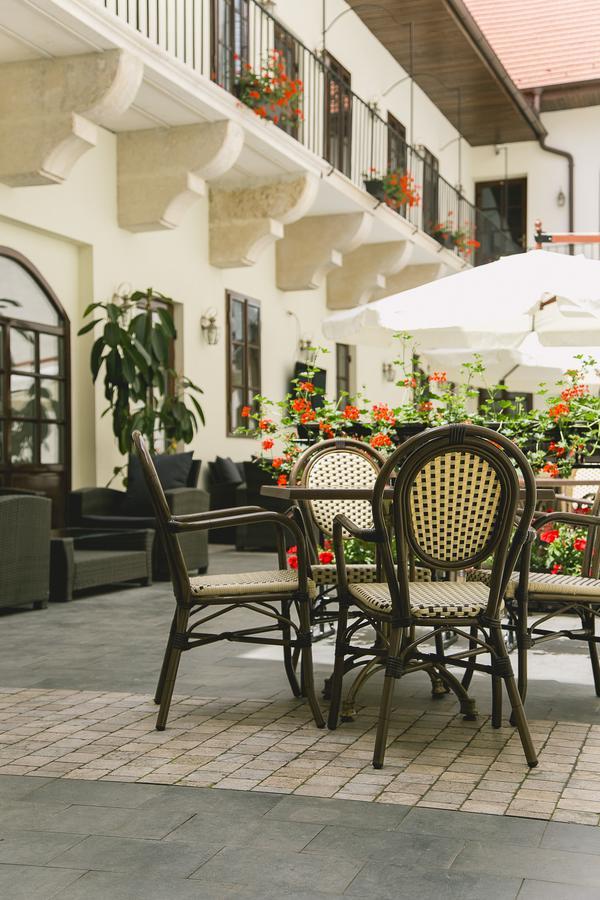 Le Petit Paris Otel Kaloşvar Dış mekan fotoğraf