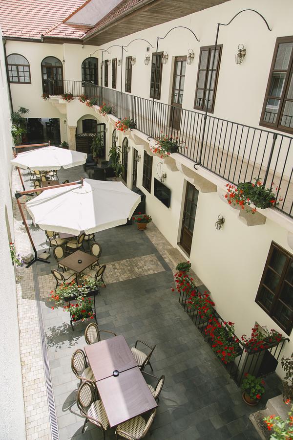 Le Petit Paris Otel Kaloşvar Dış mekan fotoğraf