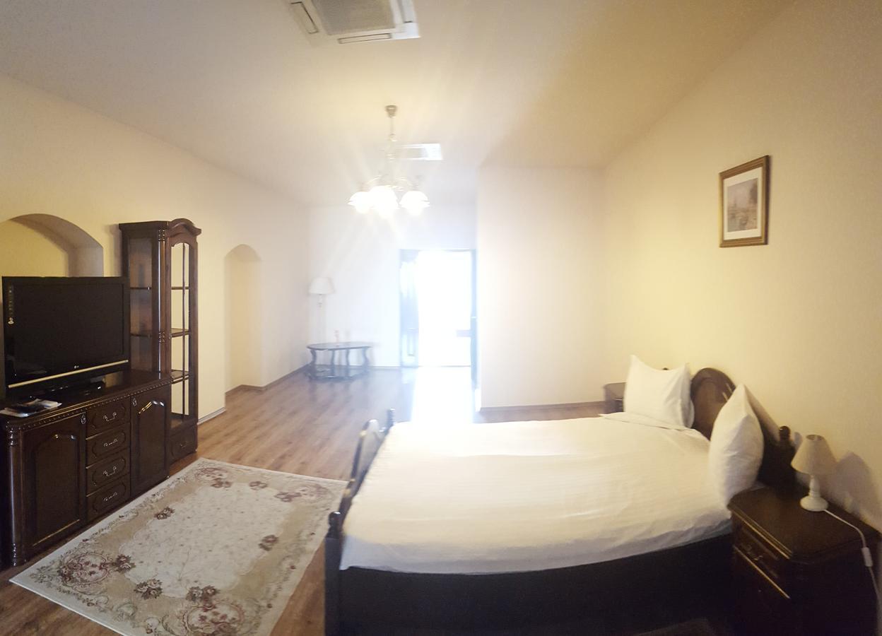 Le Petit Paris Otel Kaloşvar Dış mekan fotoğraf