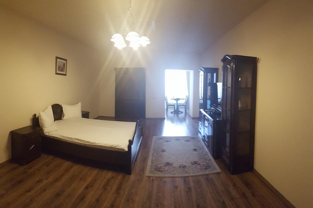 Le Petit Paris Otel Kaloşvar Dış mekan fotoğraf